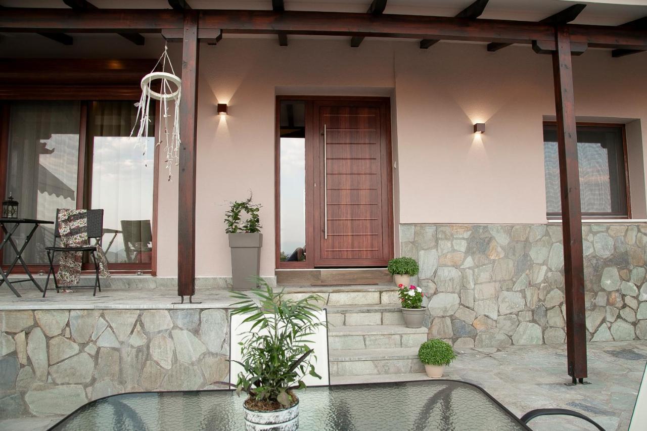 Under The Rocks Meteora Panoramic View Villa กาลัมปากา ภายนอก รูปภาพ